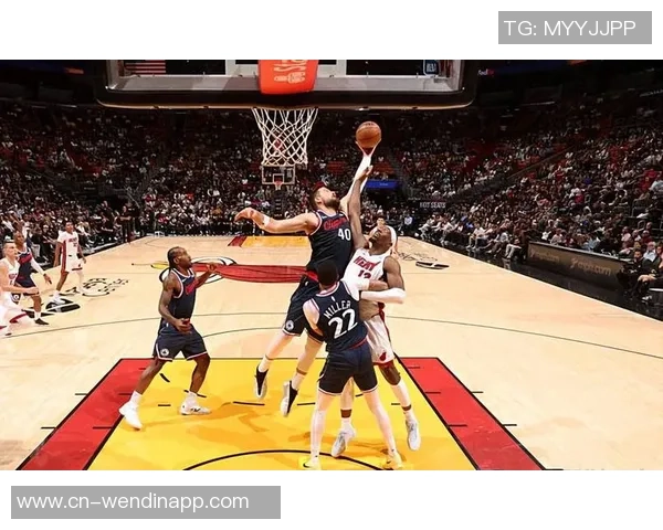 哈克斯表现出色15投8中砍下18分8篮板9助攻2盖帽正负值高达18助球队获胜